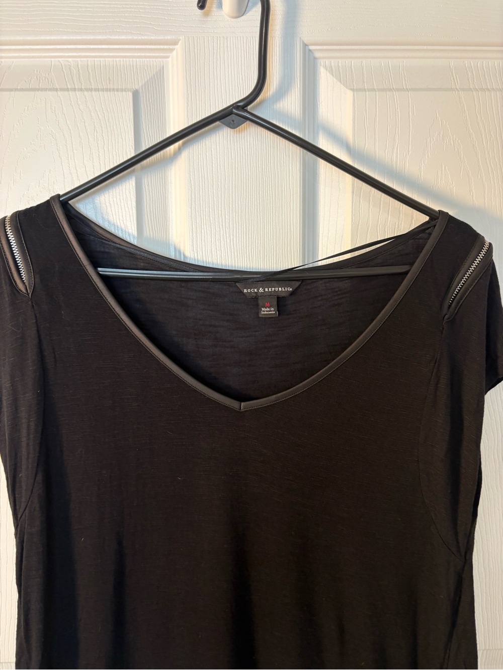 Rock & Republic Black V-Neck Tunic with Shoulder Zip Accents - Picture 4 of 6